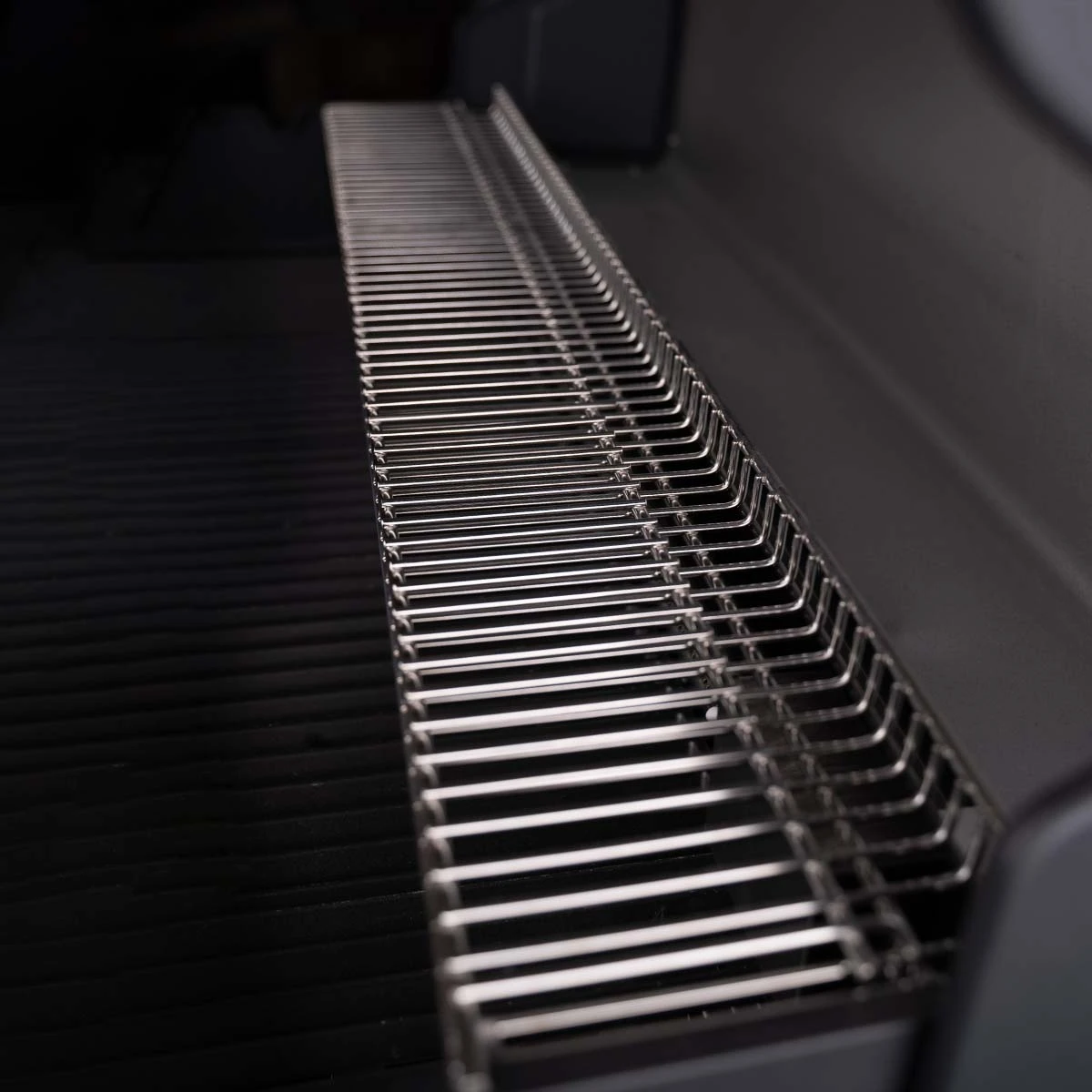 SANTOS S-518 All Black Mit Seiten- Und Heckbrenner, Schwarz, Inkl. Drehspieß, Rostheber & Silikonablage & Graviertes ZWILLING Pro Messer 5 SANTOS S-518 All Black Mit Seiten- Und Heckbrenner, Schwarz, Inkl. Drehspieß, Rostheber & Silikonablage & Graviertes ZWILLING Pro Messer – Bild 5