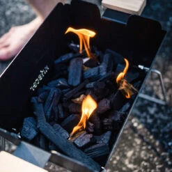 Knister Grill Small – Tragbarer Holzkohlegrill -Petromax Verkaufsgeschäft knister grill small tragbarer holzkohlegrill c1fd3b0086ec10a39327849c70cffbf5