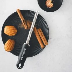 Microplane Premium Gewürzreibe Schwarz -Petromax Verkaufsgeschäft microplane premium gewuerzreibe schwarz 893c277512a7e06745b911029037cd87