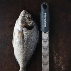 Microplane Premium Reibe / Zester, Anthrazit Grau -Petromax Verkaufsgeschäft microplane premium reibe zester anthrazit grau 50cab73deb3095e617cdfdd3b17d6dfd