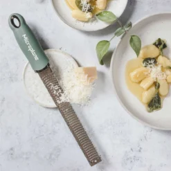 Microplane Premium Reibe / Zester, Eukalyptus Grün -Petromax Verkaufsgeschäft microplane premium reibe zester eukalyptus gruen f5b418ee93cb819ce7cdd7117b5a77b9