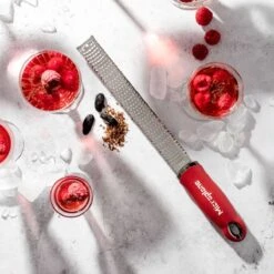 Microplane Premium Reibe / Zester, Granatapfelrot 7 Microplane Premium Reibe / Zester, Granatapfelrot -Petromax Verkaufsgeschäft microplane premium reibe zester granatapfelrot ff3079aa465a72850567454503807913