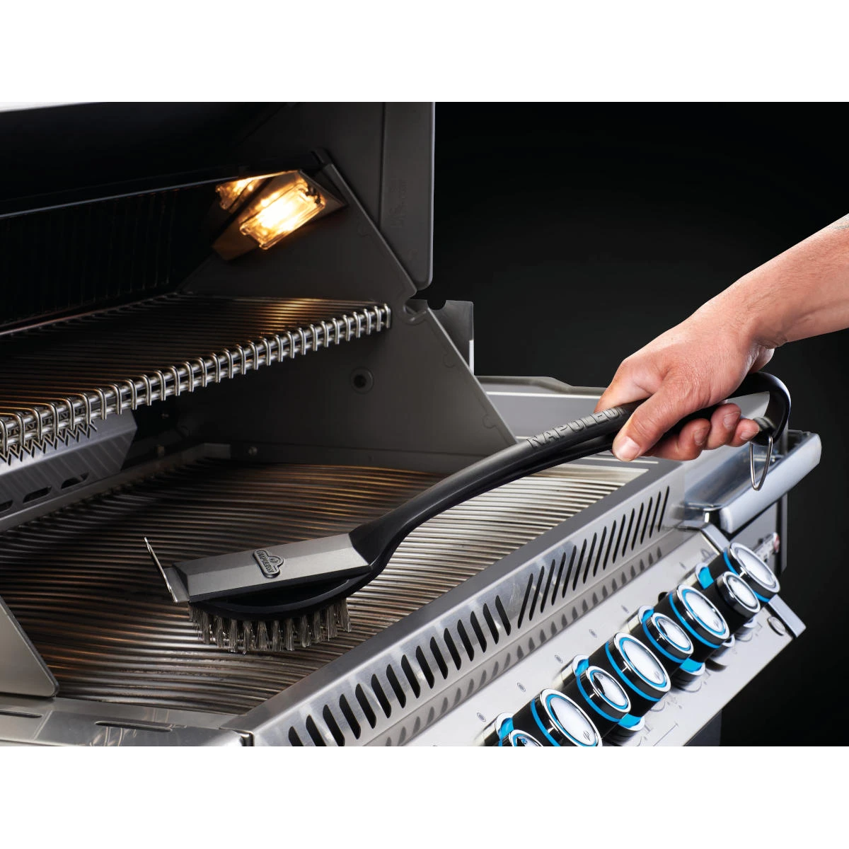 Napoleon Grillbürste Mit Edelstahlborsten & Kunststoffgriff, 48 Cm 4 Napoleon Grillbürste Mit Edelstahlborsten & Kunststoffgriff, 48 Cm – Bild 4