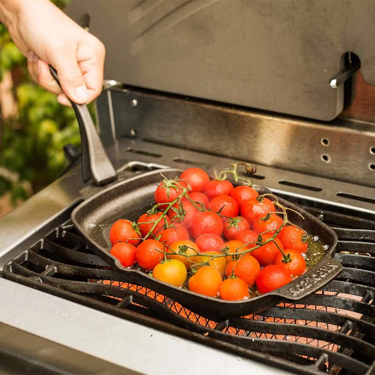 Napoleon Pro Gusseiserne Pfanne Mit Holzuntersetzer, 30 X 19 Cm 1 Napoleon Pro Gusseiserne Pfanne Mit Holzuntersetzer, 30 X 19 Cm